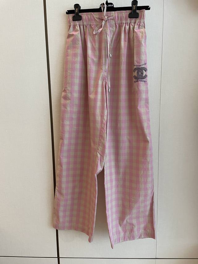 cc Chane's New Pink Checkered Straight Pants Are Sweet And Cool, Bursting Wit