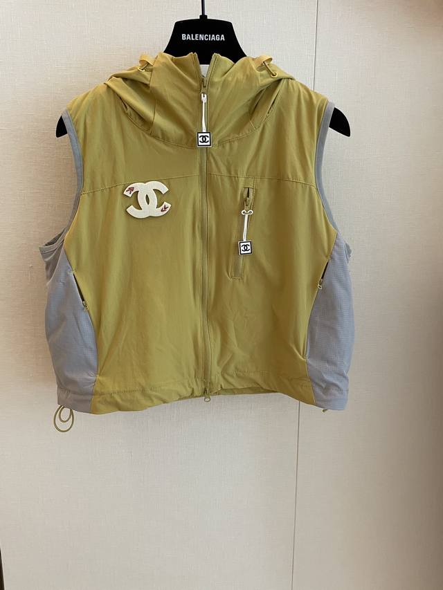 cc Chane New Hooded Outdoor Vest Contrast Color Short Vest Is A Must-Have For
