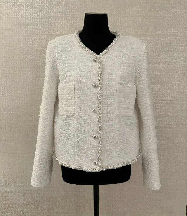 Chan*2025 New Pearl Woolen Coat. The Collar Extends To The Front And Hem. It Is