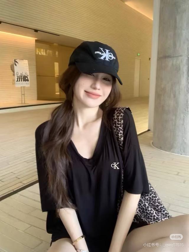 ck Small Logo Embroidery V-Neck Short-Sleeved T-Shirt Colour Black And White