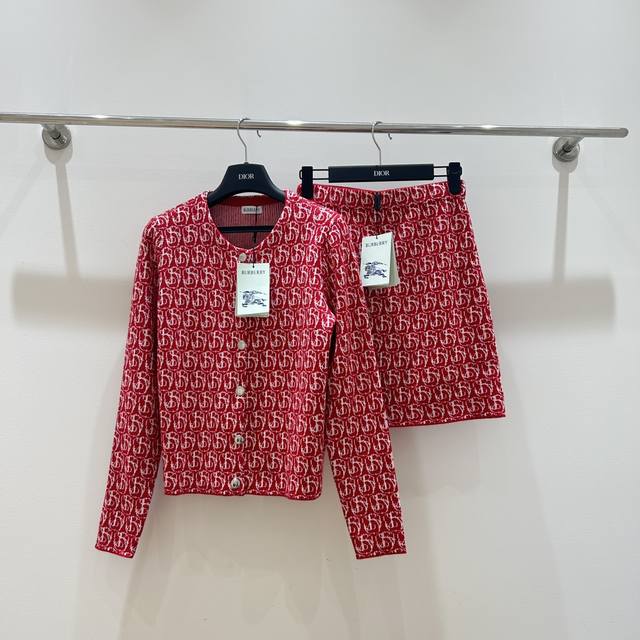 New Women's Clothing, The New Burberry New Year's Model Is Here, The B-Shaped Ro