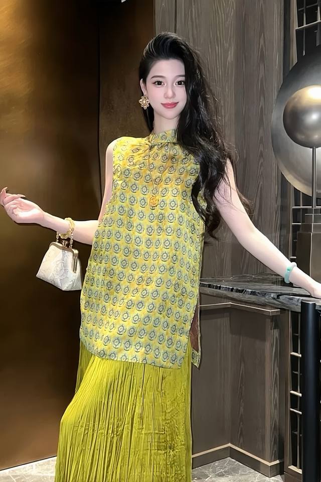 The Best-Selling Chinese Retro Printed Buttoned Vest Skirt Has A Dignified And E