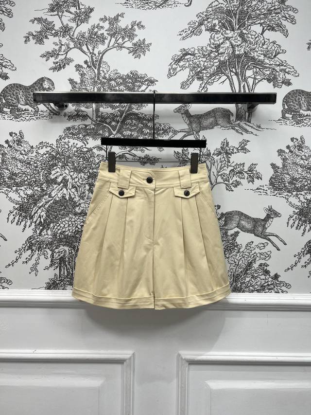 l Home 25 Spring And Summer New Khaki Pleated Shorts Are A Perfect Leg-Beauti