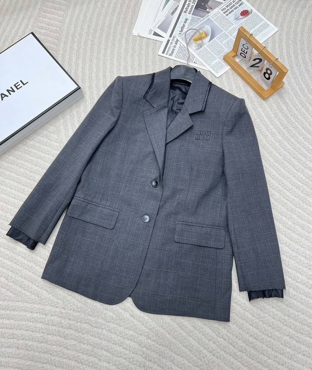 miumiu24Ss New Early Autumn Style, With Letter Patch On The Chest, Micro-Labe