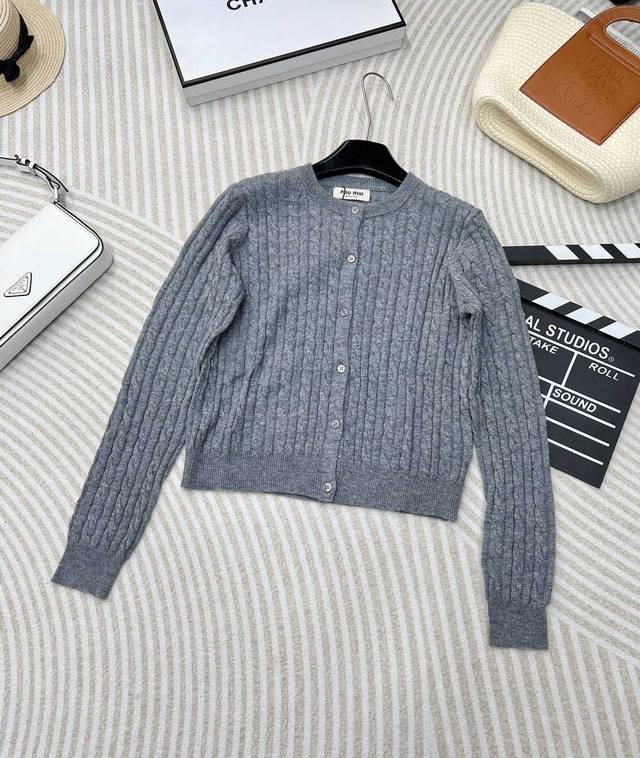 miumiu24Ss Early Autumn New Classic Micro-Logo Twisted Round Neck Knitted Car