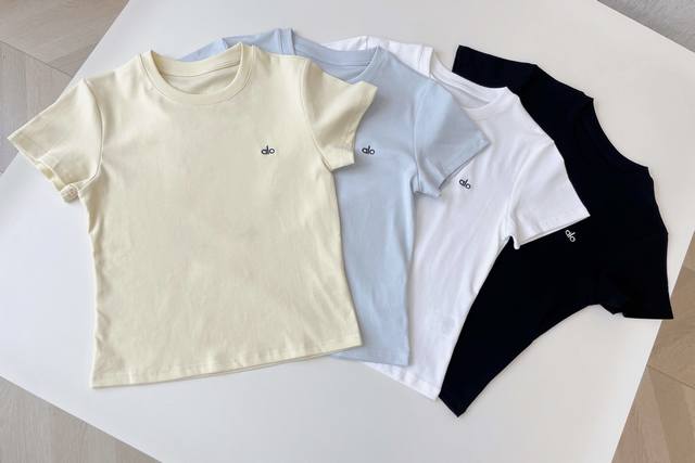 25 New Alo Brand Round Neck Short-Sleeved T-Shirt In Cream Yellow, Light Blue