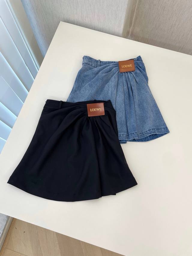 Loewe's Series Of Leather Logo Skirts Are Fashionable, Low-Key, Elegant And Luxu