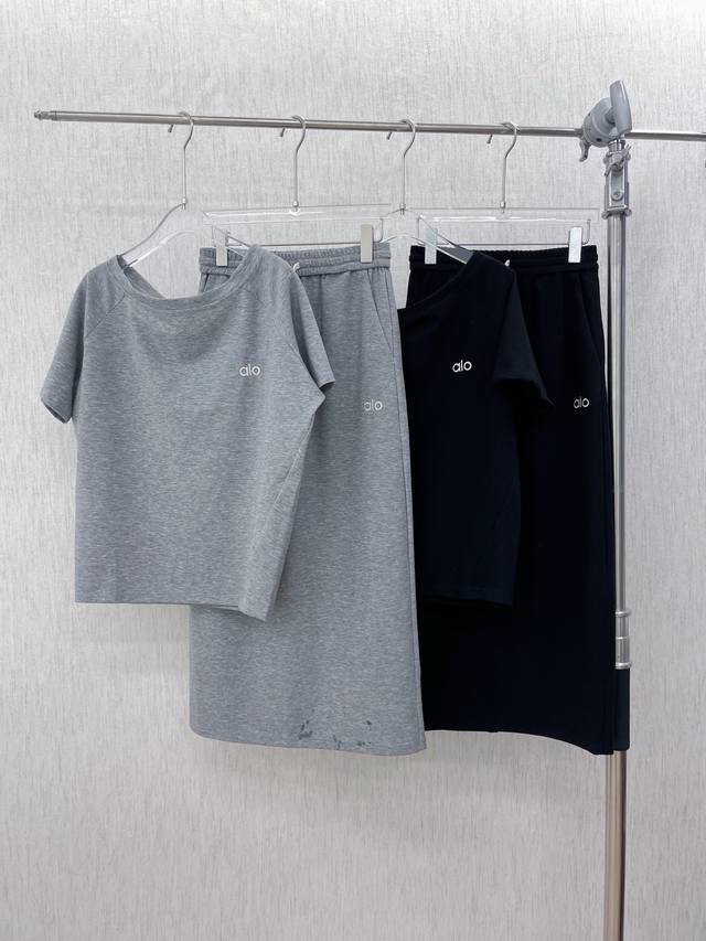 25 New Simple Casual Clothing Set In Gray And Black. There Is Alo Logo On The