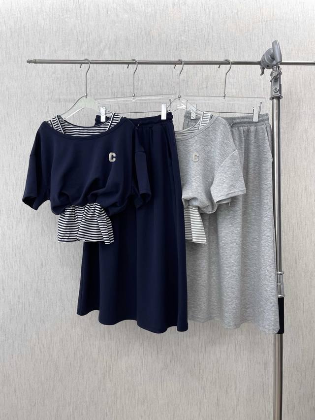 25 New Fake Two-Piece Top Plus Skirt Suit Has A Combination Of Short-Sleeved
