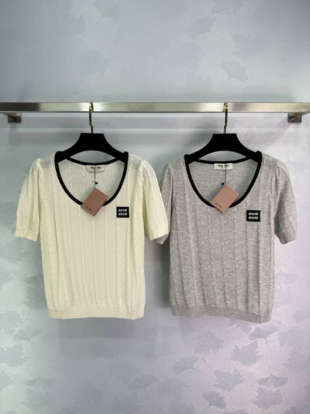 miu* Summer New Short-Sleeved Knitted Tops. The Fabric Is Soft And Comfortabl