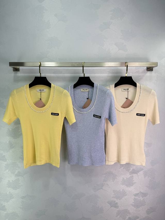 miu * Knitted Short Sleeves In Three Colors: Yellow, Blue And Beige. U-Neck D