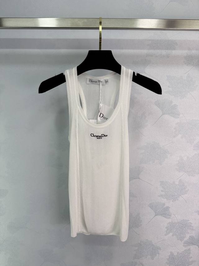 dio*Mulberry Silk Knitted Vest With Elegant U-Neck And Slim Fit. Versatile An