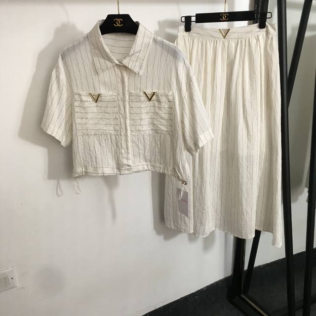 Style No. 20253077 Valentin* New Suit Metal V Letter Striped Lapel Short-Sleeved