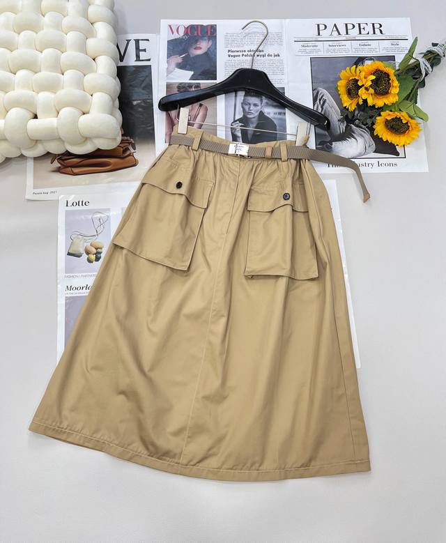 prada2025Ss New Long Skirt With Belt. It Has A High-End Medieval Charm. The R