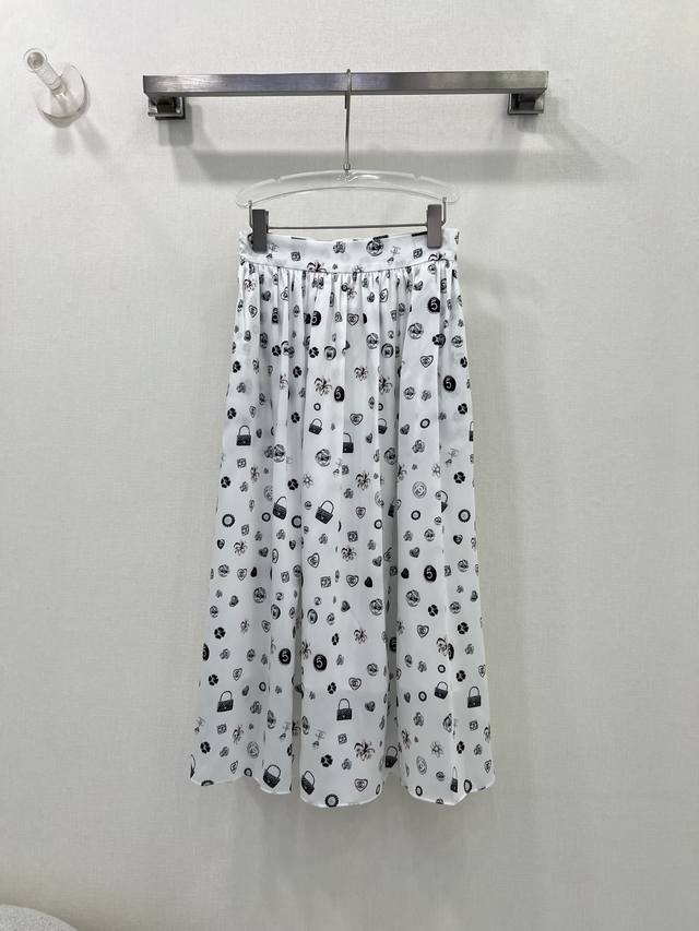 chan*L 25 New Summer Classic Brand Prints Add Bag Gem Elements. The Collision