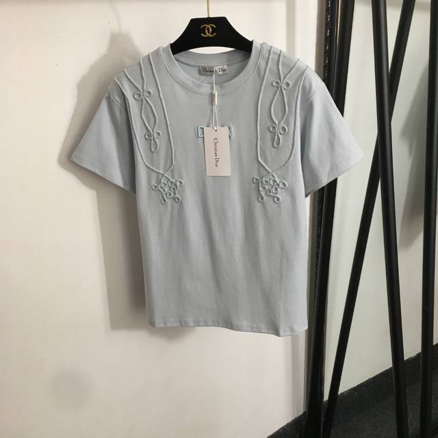 Style No. 20252997 Dio* New Logo Embroidery Hand-Woven Short Sleeve T-Shirt Ligh