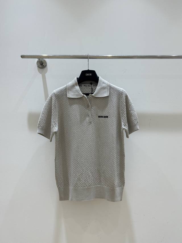 New Miumiu Hollow Lapel Short-Sleeved Shirt Arrives And Is Shipped Immediately.