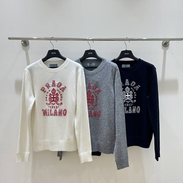 New Women's Clothing Is Available. Simple And Clear Prada Letter Jacquard Round