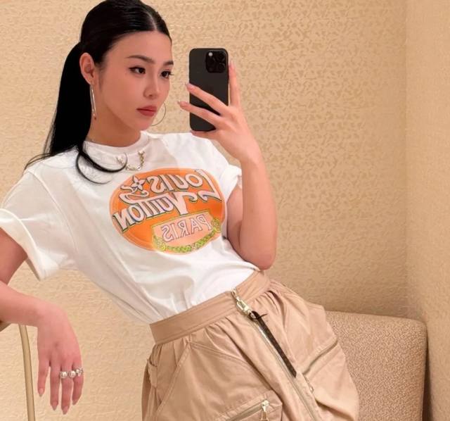 lv Chain Print Short Sleeve Model Picture
