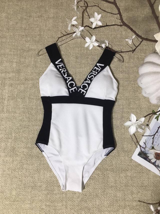 versa*Ce Versace Classic Black And White Contrasting Letter Logo Sleeveless S