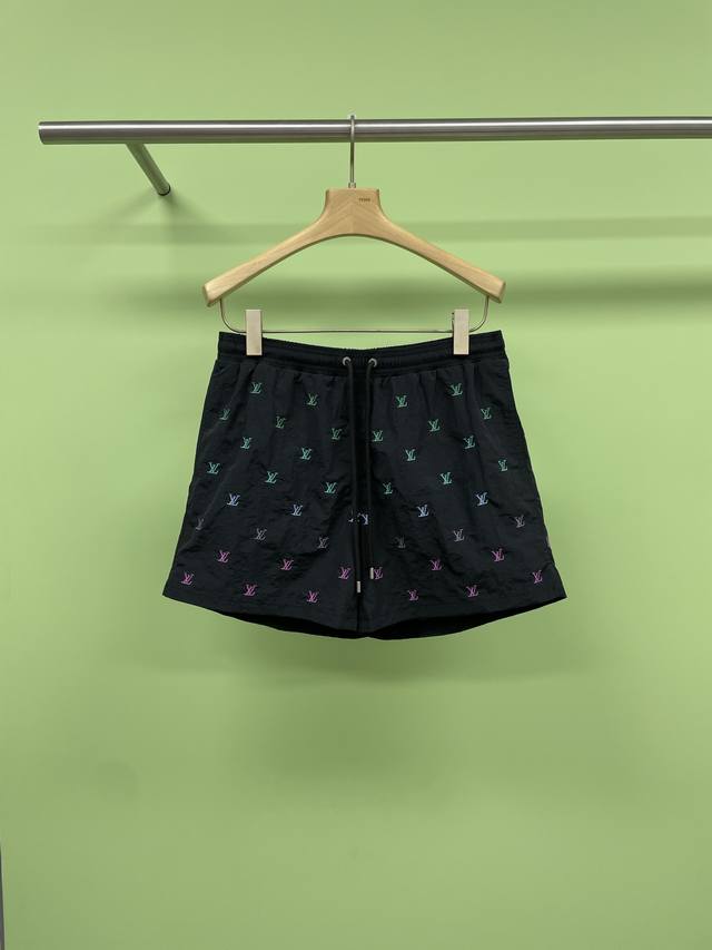 lv2025 Spring And Summer New Gradient Logo Beach Shorts Are Perfect For The B