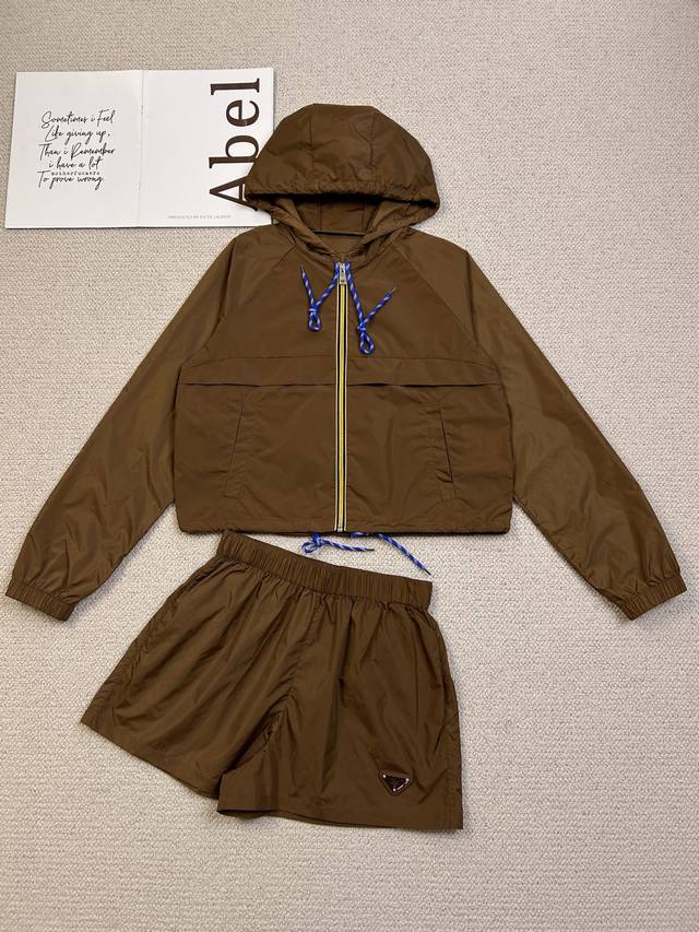 New Style Drawstring Thin Hooded Short Set Decorated With Iconic Triangular Meta