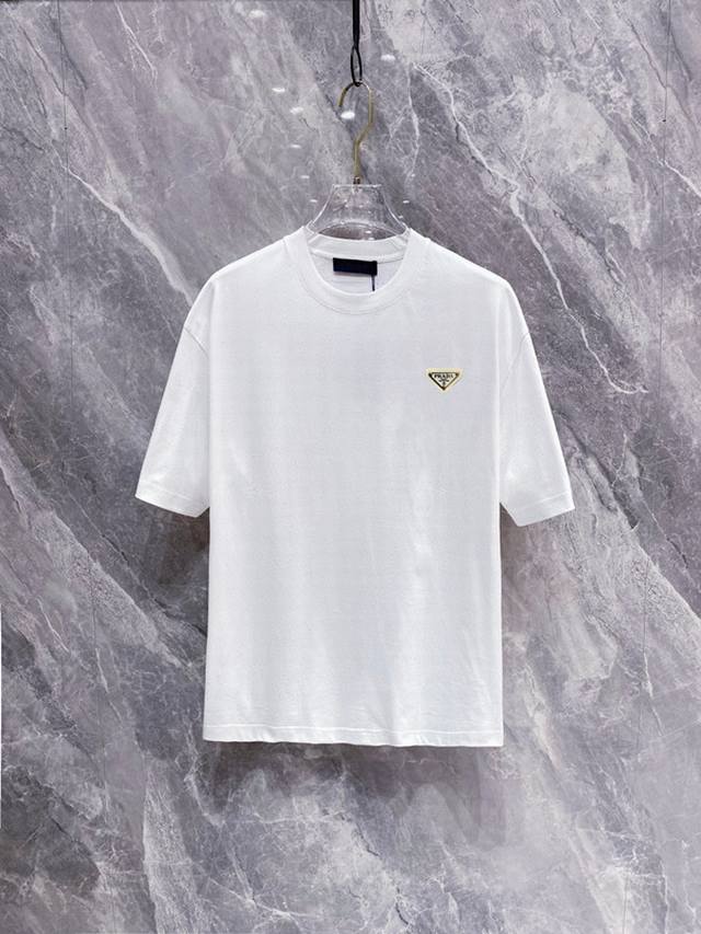Prada 2025 Latest Men's High-End Goods. The Letter Logo Print On The Chest Adds