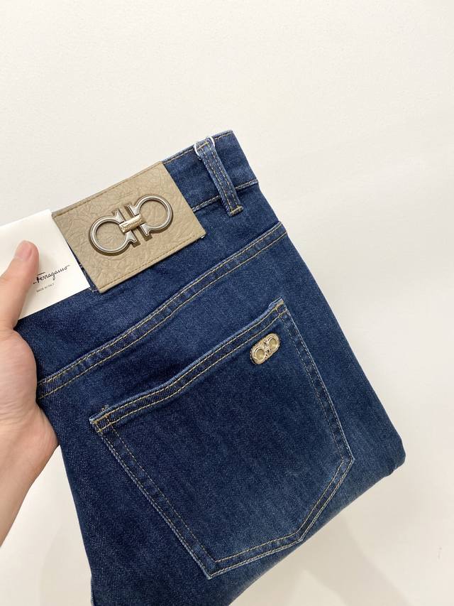 Valentino 2025 Latest Products Are Available At The Counter. Original Washed Cas