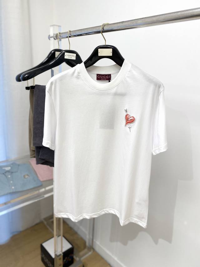 Gucci's Latest Short-Sleeved T-Shirt For 2025 Is Handsome And Fashionable. The E