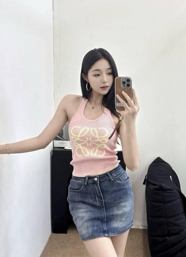 Loewe 25 New Summer Halter Knitted Vest. The Contrasting Threads Are Exposed Fro