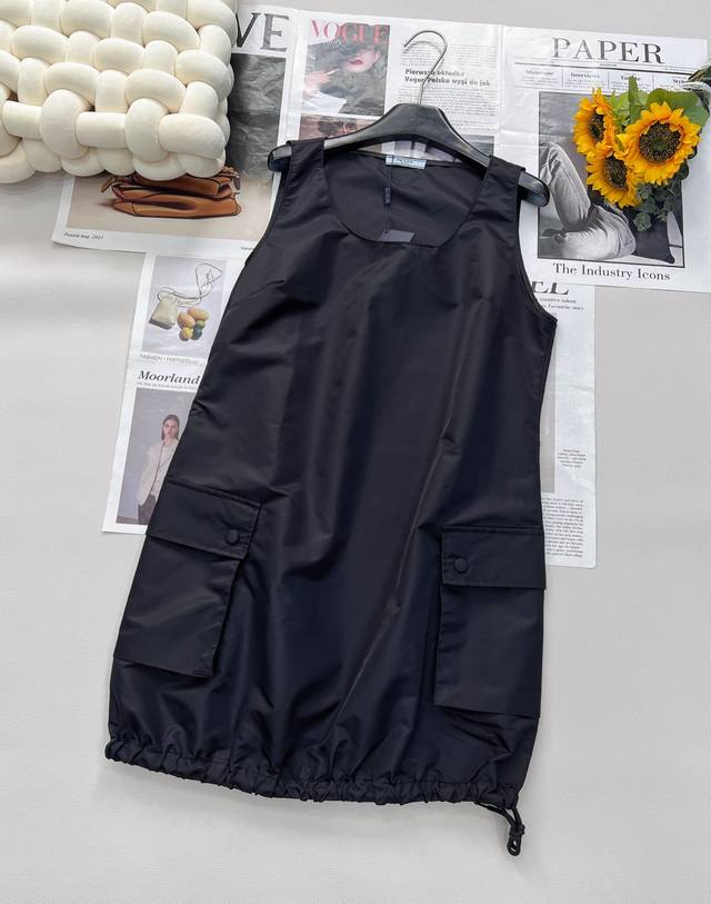 prada2025 New Spring And Summer Workwear Nylon Vest Skirt With Large Pockets