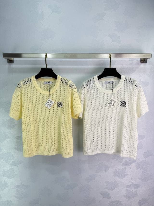 loew*Short-Sleeved Knitted Top With Round Neck Design. Comfortable Short Slee