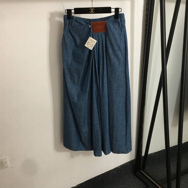 Style No. 20253208 Loew* New Logo Leather Label Decorated Pleated Waist Denim Sk