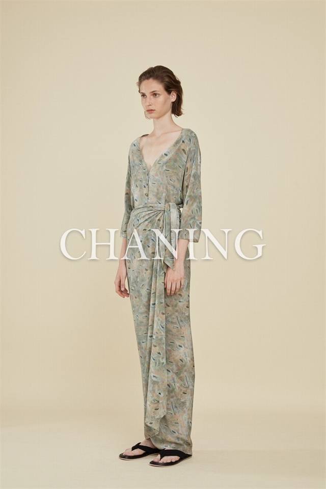 A Niche Design With Elegant Temperament And Retro Gradient Print. Two-Way Silk L