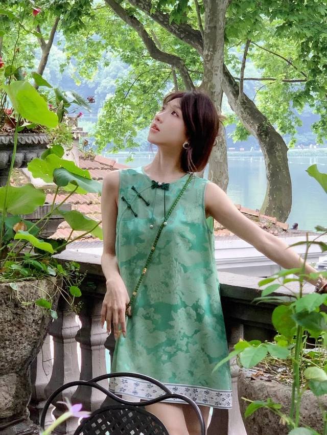 The Elegant New Chinese Design Of The Buttoned Dress Adopts High-End Tailoring.