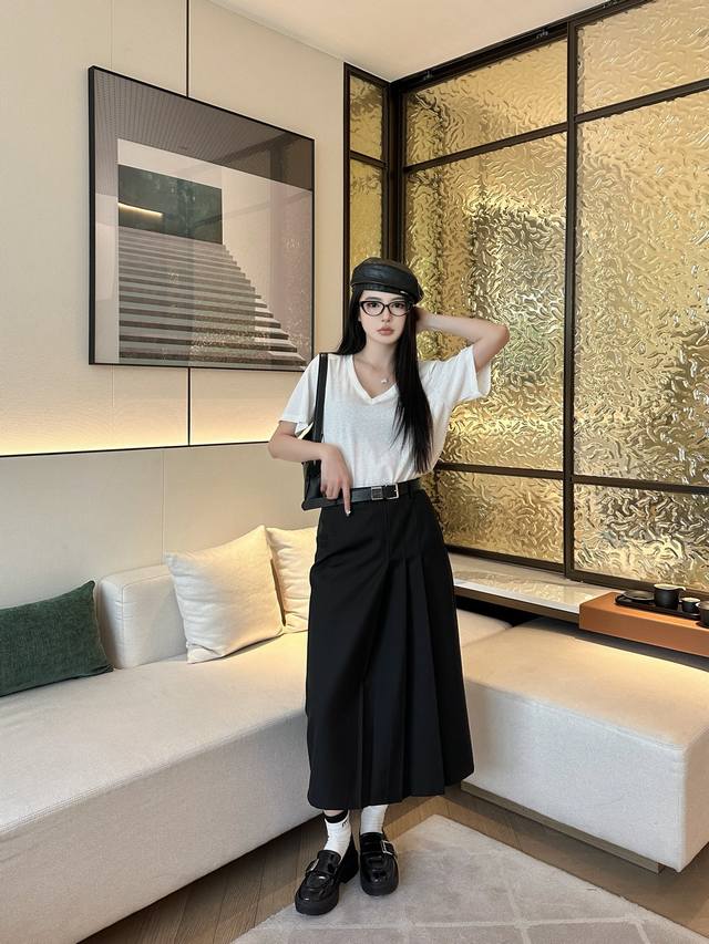 miu Mi* Ss New Model Is Simple Yet Luxurious. The Workmanship Is Very Fine. T