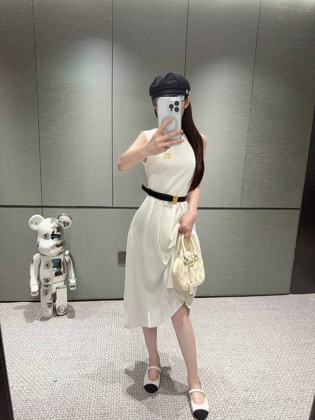 New Sleeveless Dress Is Classic And Stylish. It Can Be Perfectly Worn In All Kin