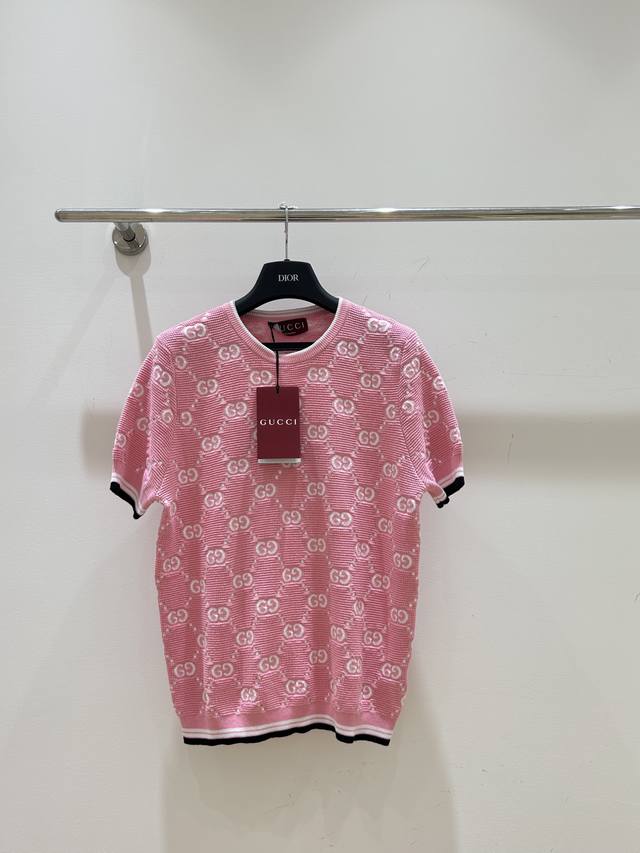 ucci Short-Sleeved Shirt Is Coming. Round Neck Design. Short-Sleeved Tailorin