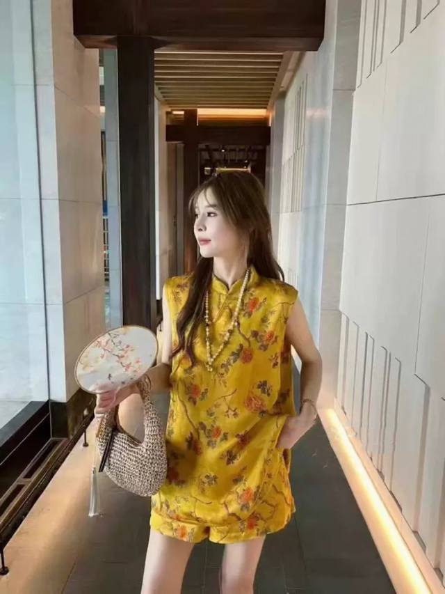 Luxury Xiangyunsha Suit Is Elegant And Romantic To The Extreme. Bright Colors Ar