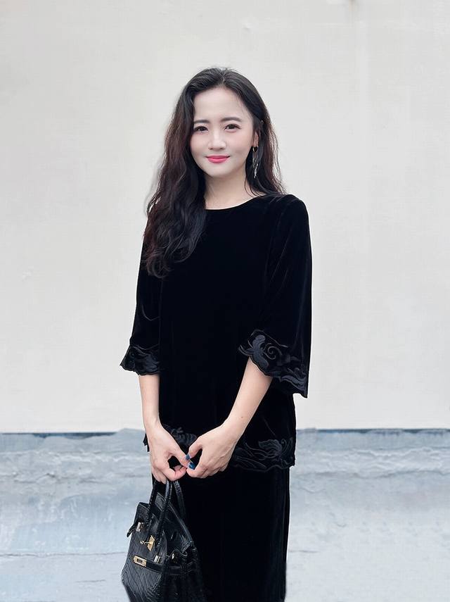 Hot Sale New Item Human Rich Flower Heavy Embroidery 3/4 Sleeves Silk Velvet Top