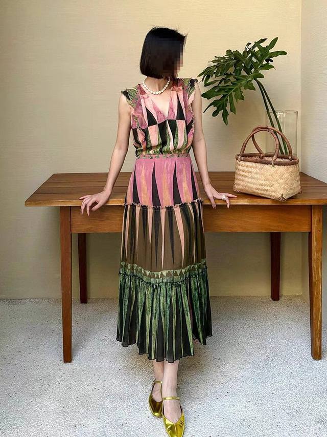 Hot Sale New Arrival Same Style V-Neck Positioning Flower Silk Skirt Fabric: Mul