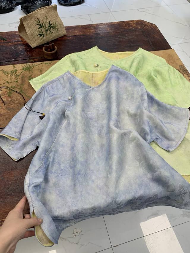Original New Silk Perforated Double-Sided Heterochromatic Top Two Colors
