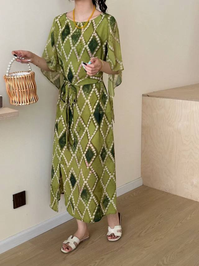 Design Sense Flying Sleeves Tie Dress Fresh Green Background With Exquisite Diam