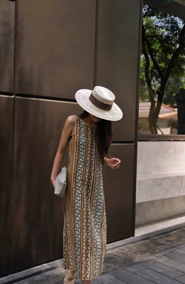 Minimalist And Relaxed Sleeveless Waistcoat Dress. An Indispensable Stripe For S