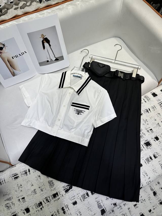 prada* 25Ss New Short Shirt Pleated Skirt Suit With Waist Bag Simple And Gene