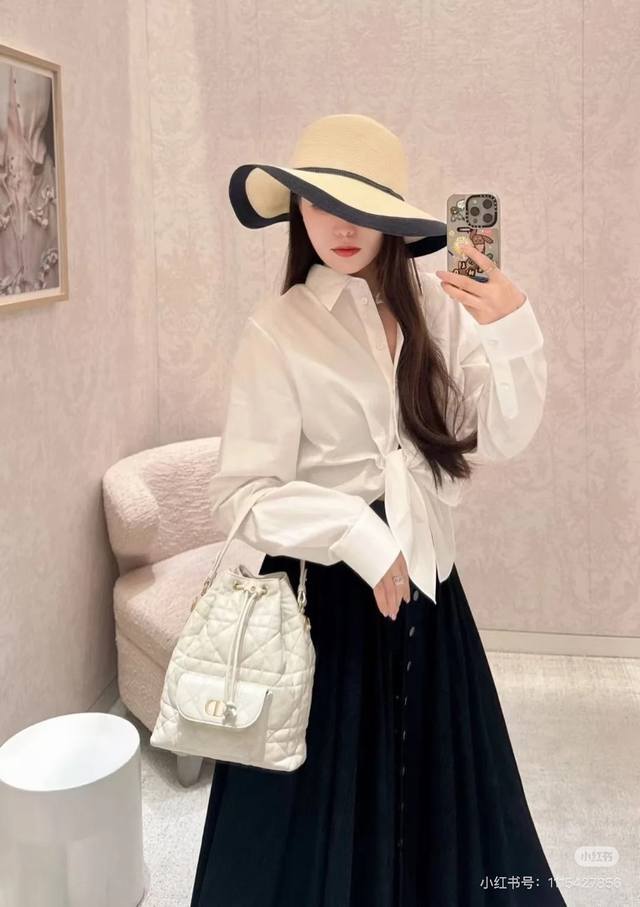 dio*25Ss The New Early Spring Shirt Is Made Of Cotton Poplin. It Is Delicatel