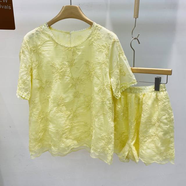 New Lace Pattern Embroidered Top + Straight Casual Shorts Suit Two-Piece Set Sml