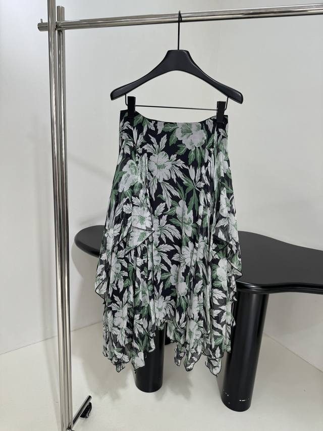New Silk Hibiscus Skirt Made Of Smooth Silk Decorated With Hibiscus Print And La