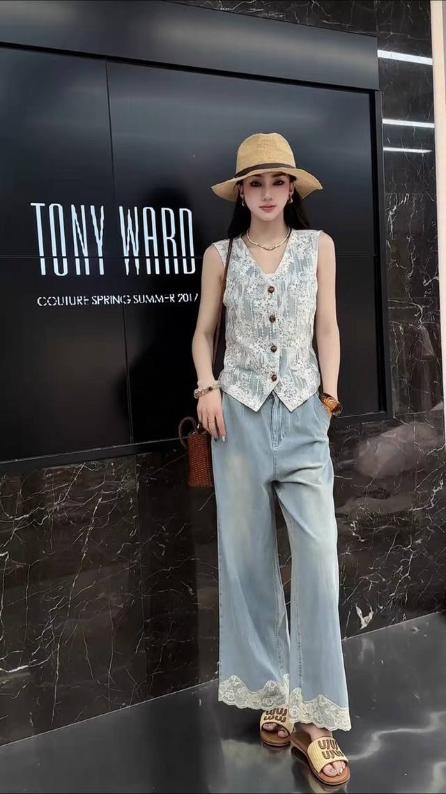 Suit Design Sense Fashion V-Neck Lace Hook Flower Age-Reducing Sleeveless Vest W