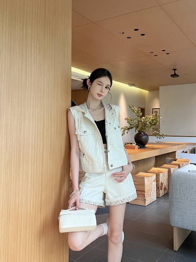 cd Newest Model D Spring And Summer New Arrival Beige Hooded Vest Jacket + Sh